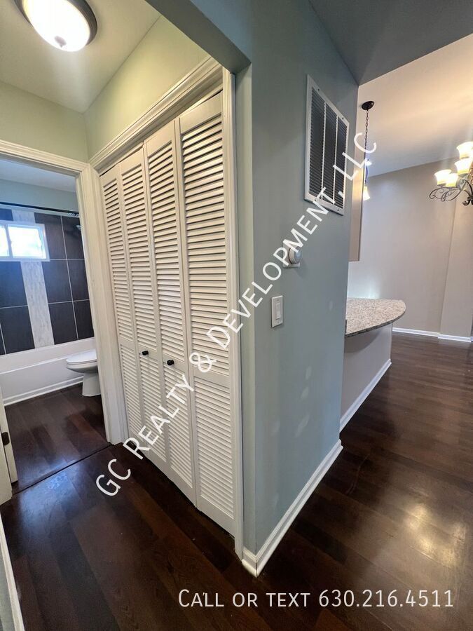 *** 1/2 MO RENT FREE / 3 BDRM - 2 BATH / RECENTLY UPDATED / DETACHED 2 CAR GARAGE / FENCED YARD / PET FRIENDLY *** property image