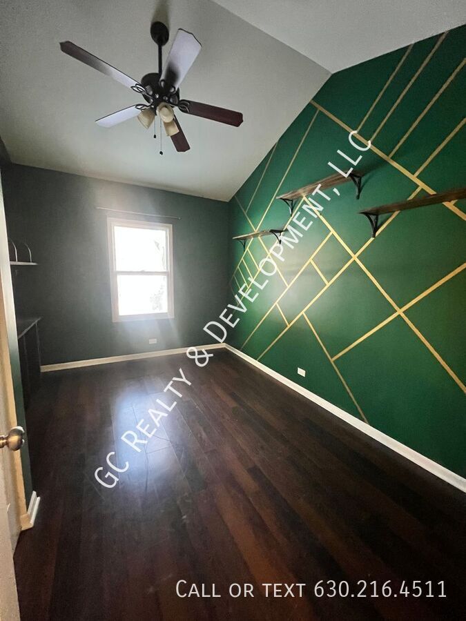 *** 1/2 MO RENT FREE / 3 BDRM - 2 BATH / RECENTLY UPDATED / DETACHED 2 CAR GARAGE / FENCED YARD / PET FRIENDLY *** property image