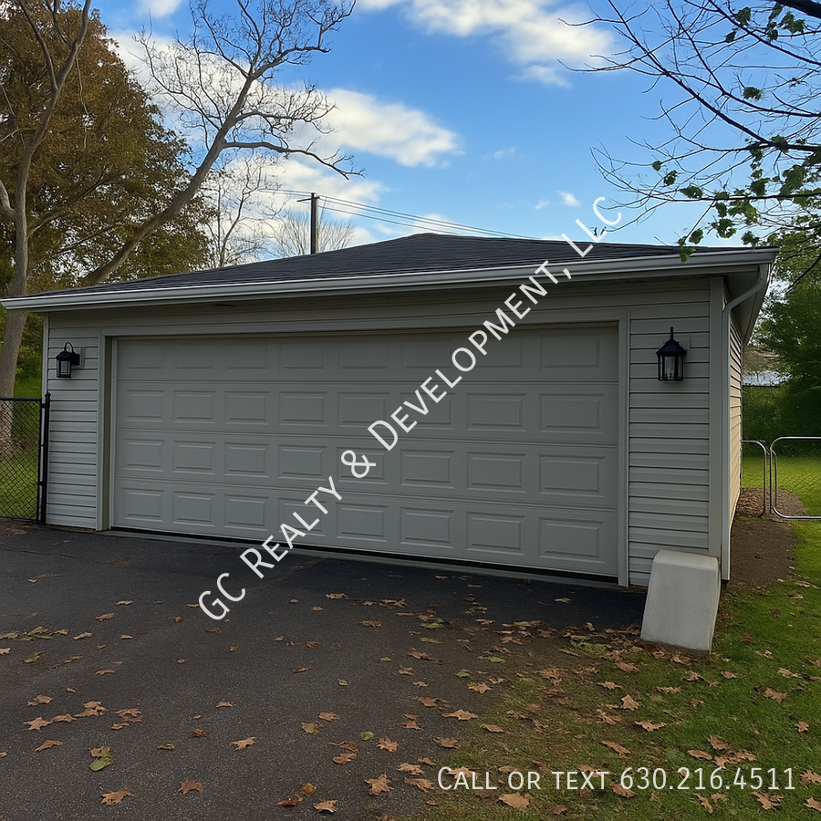 *** 1/2 MO RENT FREE / 3 BDRM - 2 BATH / RECENTLY UPDATED / DETACHED 2 CAR GARAGE / FENCED YARD / PET FRIENDLY *** property image