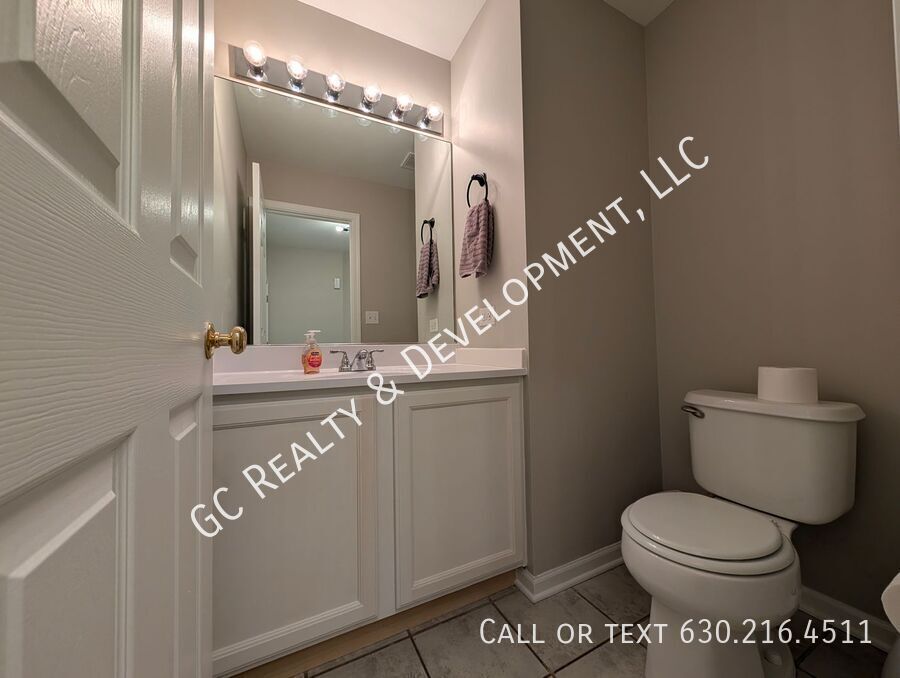 *** FREE PRORATED RENT / RECENTLY UPDATED / PRIVATE YARD / 1300+ SQFT / ATTACHED GARAGE / IN UNIT LAUNDRY *** property image