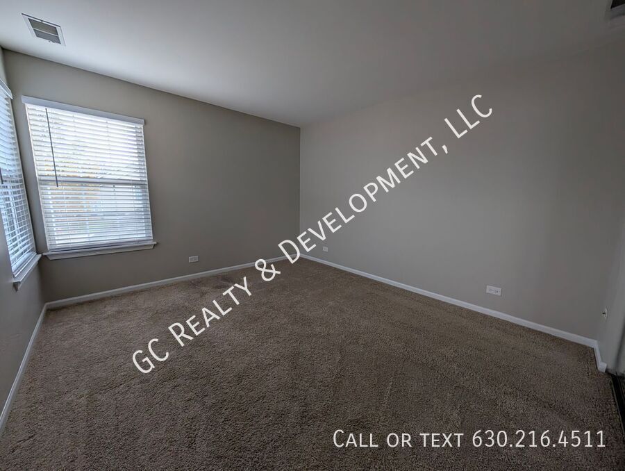 *** FREE PRORATED RENT / RECENTLY UPDATED / PRIVATE YARD / 1300+ SQFT / ATTACHED GARAGE / IN UNIT LAUNDRY *** property image