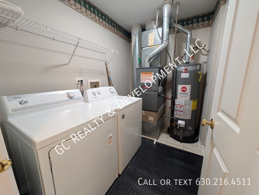 *** FREE PRORATED RENT / RECENTLY UPDATED / PRIVATE YARD / 1300+ SQFT / ATTACHED GARAGE / IN UNIT LAUNDRY *** property image