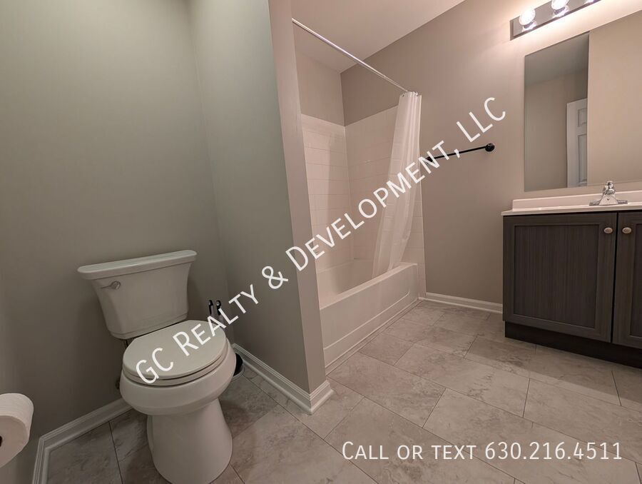 *** FREE PRORATED RENT / RECENTLY UPDATED / PRIVATE YARD / 1300+ SQFT / ATTACHED GARAGE / IN UNIT LAUNDRY *** property image