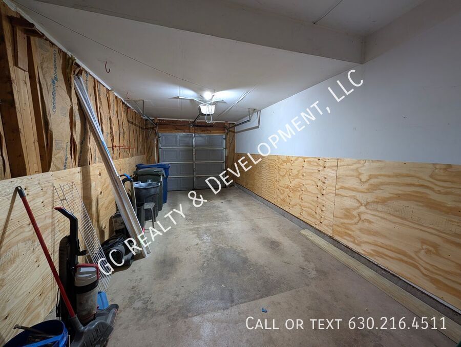 *** FREE PRORATED RENT / RECENTLY UPDATED / PRIVATE YARD / 1300+ SQFT / ATTACHED GARAGE / IN UNIT LAUNDRY *** property image