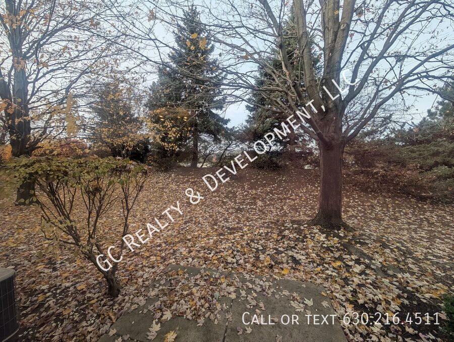 *** FREE PRORATED RENT / RECENTLY UPDATED / PRIVATE YARD / 1300+ SQFT / ATTACHED GARAGE / IN UNIT LAUNDRY *** property image