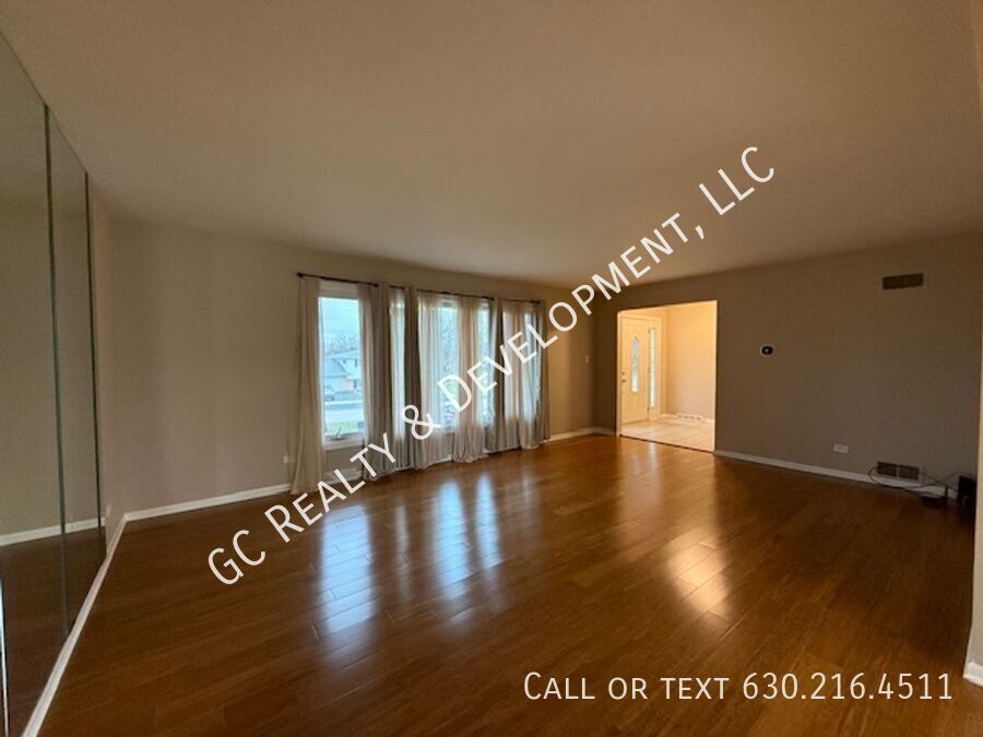 ***DOWNTOWN ROSELLE / 4 BDRM – 3 BATH / 2,700+ SQFT / 2-CAR ATTACHED GARAGE / PET-FRIENDLY*** property image