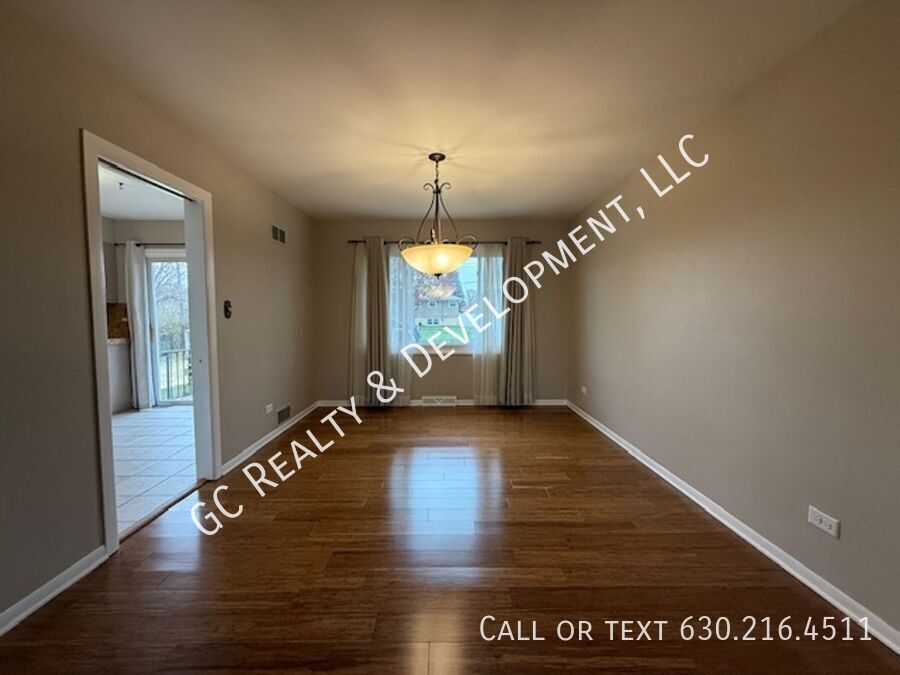 ***DOWNTOWN ROSELLE / 4 BDRM – 3 BATH / 2,700+ SQFT / 2-CAR ATTACHED GARAGE / PET-FRIENDLY*** property image