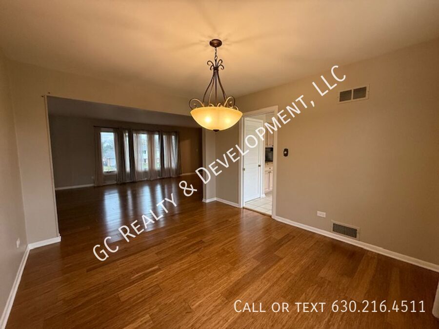 ***DOWNTOWN ROSELLE / 4 BDRM – 3 BATH / 2,700+ SQFT / 2-CAR ATTACHED GARAGE / PET-FRIENDLY*** property image