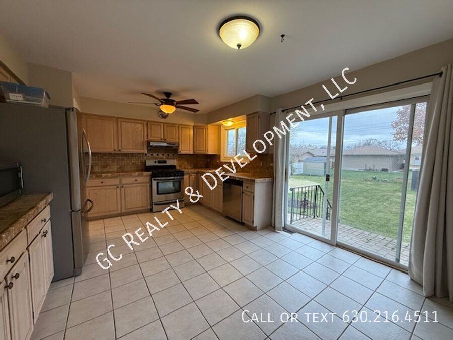 ***DOWNTOWN ROSELLE / 4 BDRM – 3 BATH / 2,700+ SQFT / 2-CAR ATTACHED GARAGE / PET-FRIENDLY*** property image