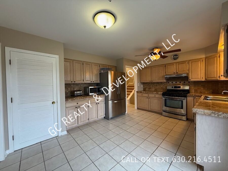 ***DOWNTOWN ROSELLE / 4 BDRM – 3 BATH / 2,700+ SQFT / 2-CAR ATTACHED GARAGE / PET-FRIENDLY*** property image