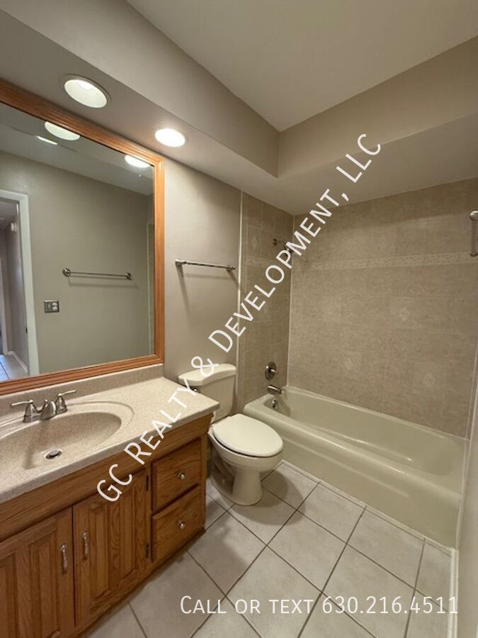 ***DOWNTOWN ROSELLE / 4 BDRM – 3 BATH / 2,700+ SQFT / 2-CAR ATTACHED GARAGE / PET-FRIENDLY*** property image