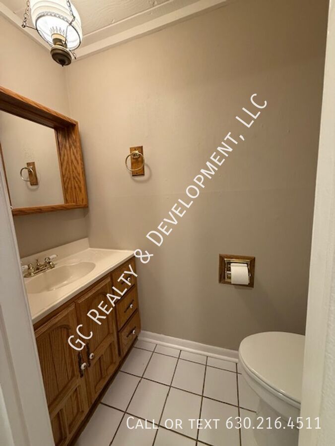 ***DOWNTOWN ROSELLE / 4 BDRM – 3 BATH / 2,700+ SQFT / 2-CAR ATTACHED GARAGE / PET-FRIENDLY*** property image