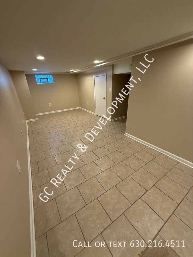 *** 2 BDRM - 1 BTH / FINISHED BASEMENT / 2 CAR GARAGE / HARDWOOD FLOORS *** property image
