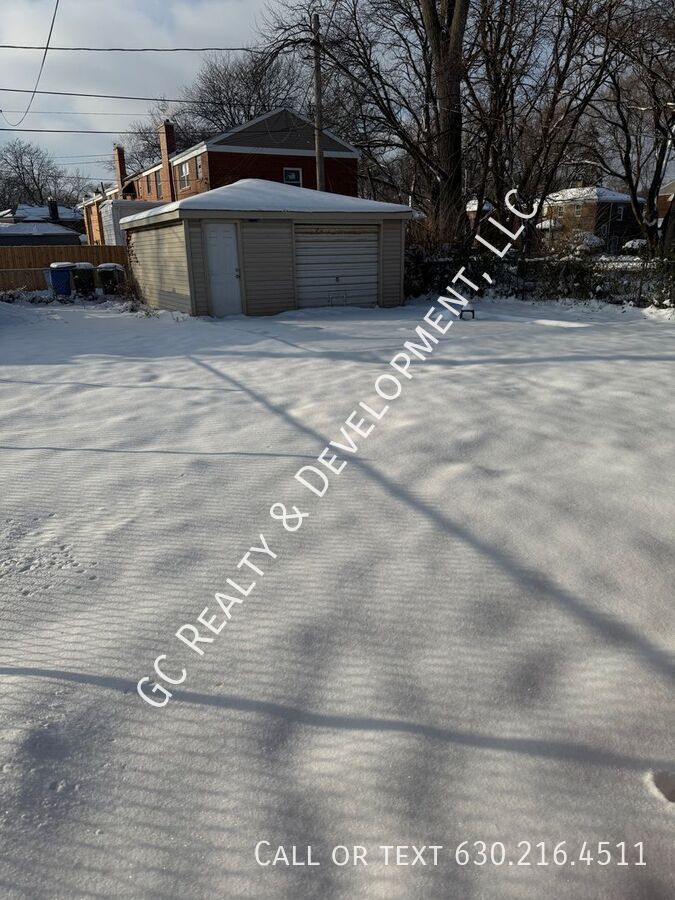 *** 2 BDRM - 1 BTH / FINISHED BASEMENT / 2 CAR GARAGE / HARDWOOD FLOORS *** property image