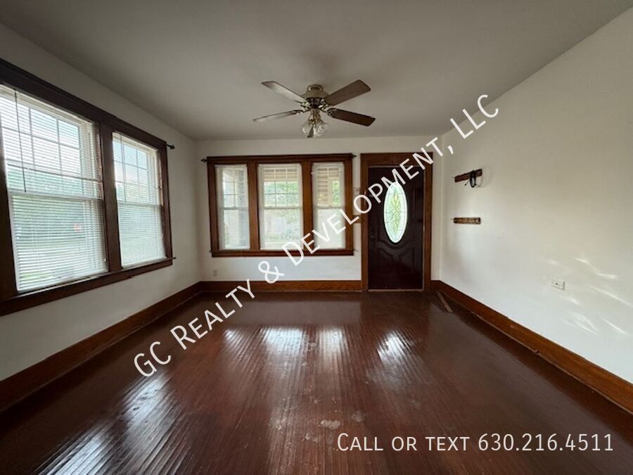 *** 1/2 MO RENT FREE / 2 BDRM / PET FRIENDLY / ATTIC STORAGE / BASEMENT / TONS OF PARKING *** property image