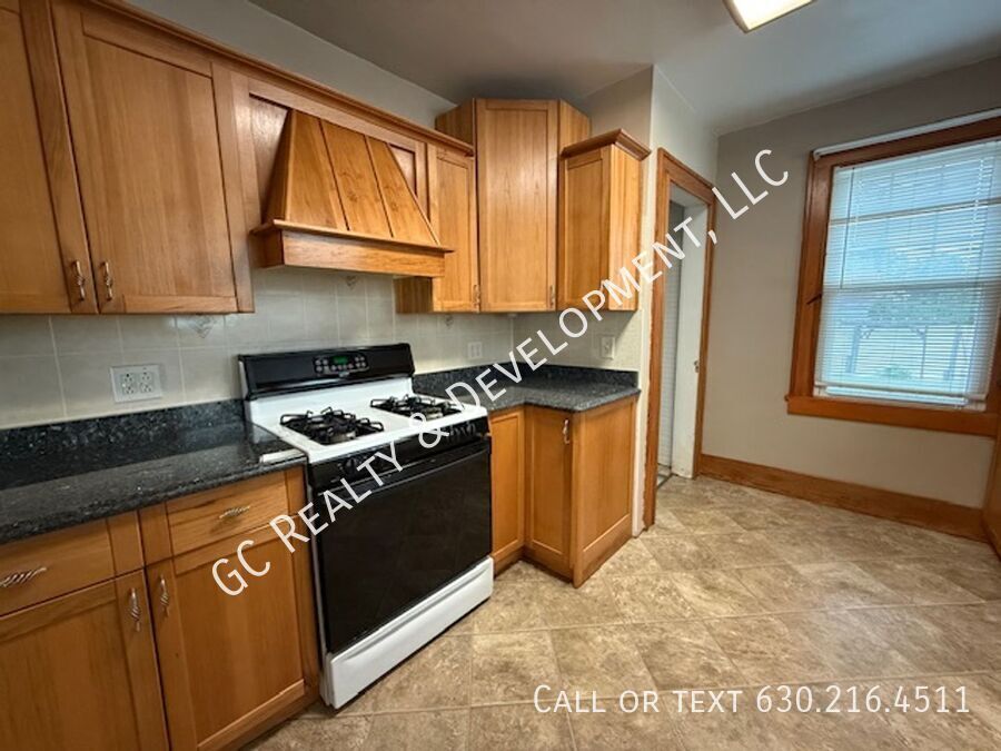 *** 1/2 MO RENT FREE / 2 BDRM / PET FRIENDLY / ATTIC STORAGE / BASEMENT / TONS OF PARKING *** property image
