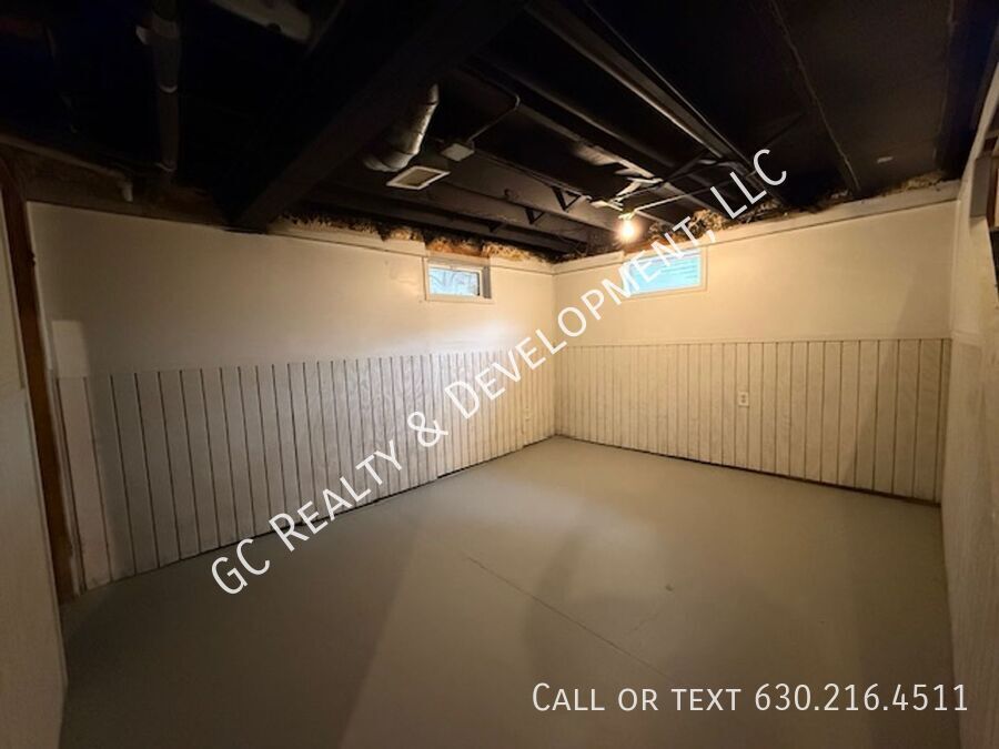 *** 1/2 MO RENT FREE / 2 BDRM / PET FRIENDLY / ATTIC STORAGE / BASEMENT / TONS OF PARKING *** property image