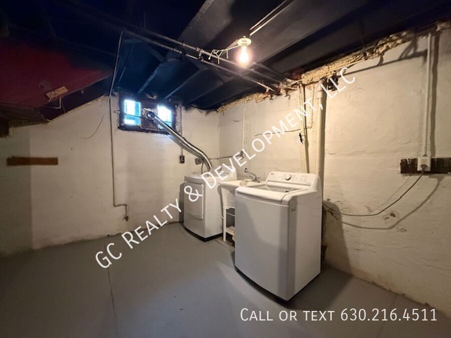 *** 1/2 MO RENT FREE / 2 BDRM / PET FRIENDLY / ATTIC STORAGE / BASEMENT / TONS OF PARKING *** property image
