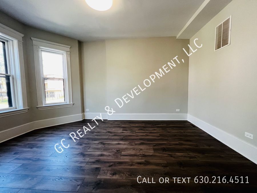 *** 1/2 MO RENT FREE / RECENTLY UPDATED / CENTRAL AC / 3 BDRMS / FIRST FLOOR UNIT / SS APPL INCL / W&D IN UNIT *** property image