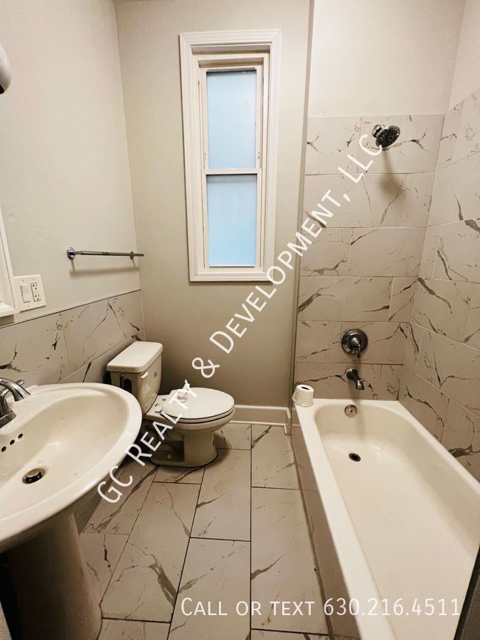 *** 1/2 MO RENT FREE / RECENTLY UPDATED / CENTRAL AC / 3 BDRMS / FIRST FLOOR UNIT / SS APPL INCL / W&D IN UNIT *** property image