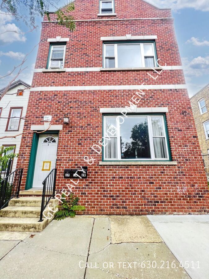 *** 1/2 MO RENT FREE / PILSEN LOCATION / 3 BEDROOMS / 1 BATH /APPL INLC / PARKING SPACE INCL / FREE LAUNDRY *** property image