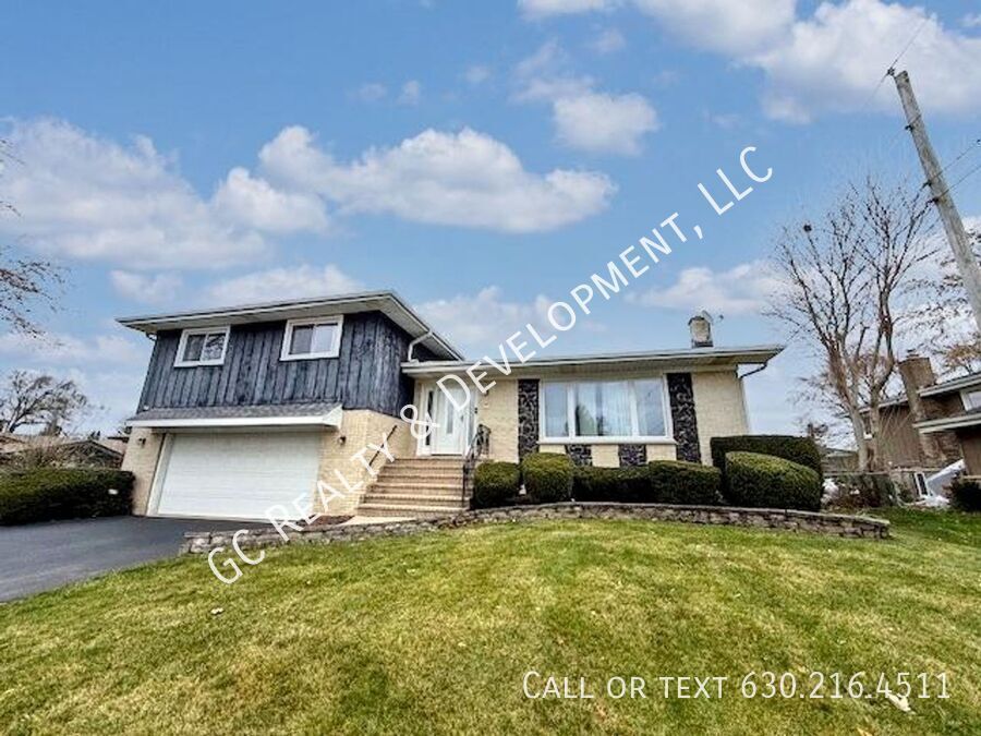 ***DOWNTOWN ROSELLE / 4 BDRM – 3 BATH / 2,700+ SQFT / 2-CAR ATTACHED GARAGE / PET-FRIENDLY*** property image
