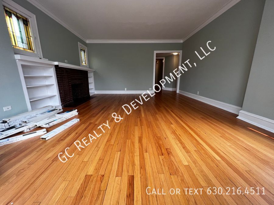 ***  1/2 MO RENT FREE / ROGERS PARK / 3 BDRM - 2 BTH / OVER 1400 SQ FT / SS APPL INCLUDED / LAUNDRY IN BUILDING *** property image