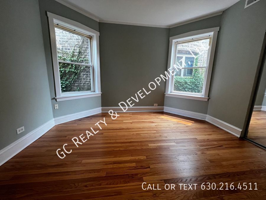 ***  1/2 MO RENT FREE / ROGERS PARK / 3 BDRM - 2 BTH / OVER 1400 SQ FT / SS APPL INCLUDED / LAUNDRY IN BUILDING *** property image