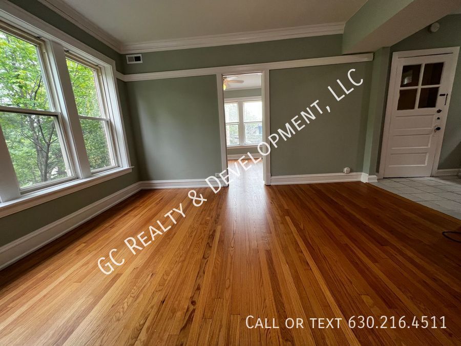 ***  1/2 MO RENT FREE / ROGERS PARK / 3 BDRM - 2 BTH / OVER 1400 SQ FT / SS APPL INCLUDED / LAUNDRY IN BUILDING *** property image
