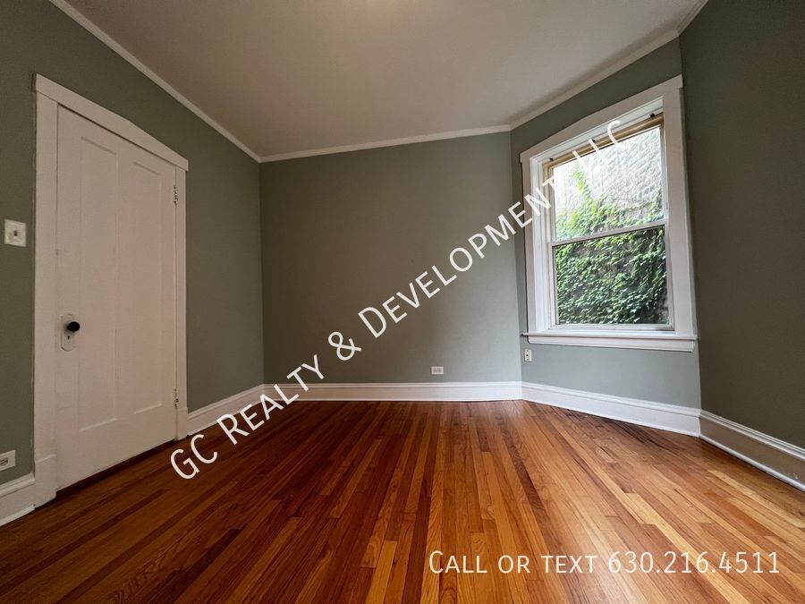 ***  1/2 MO RENT FREE / ROGERS PARK / 3 BDRM - 2 BTH / OVER 1400 SQ FT / SS APPL INCLUDED / LAUNDRY IN BUILDING *** property image