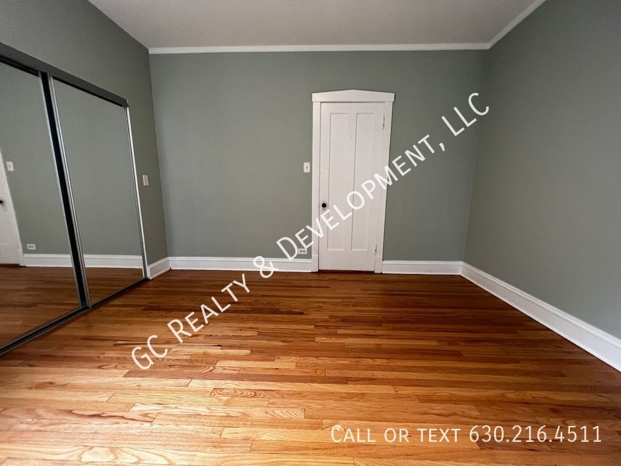 ***  1/2 MO RENT FREE / ROGERS PARK / 3 BDRM - 2 BTH / OVER 1400 SQ FT / SS APPL INCLUDED / LAUNDRY IN BUILDING *** property image