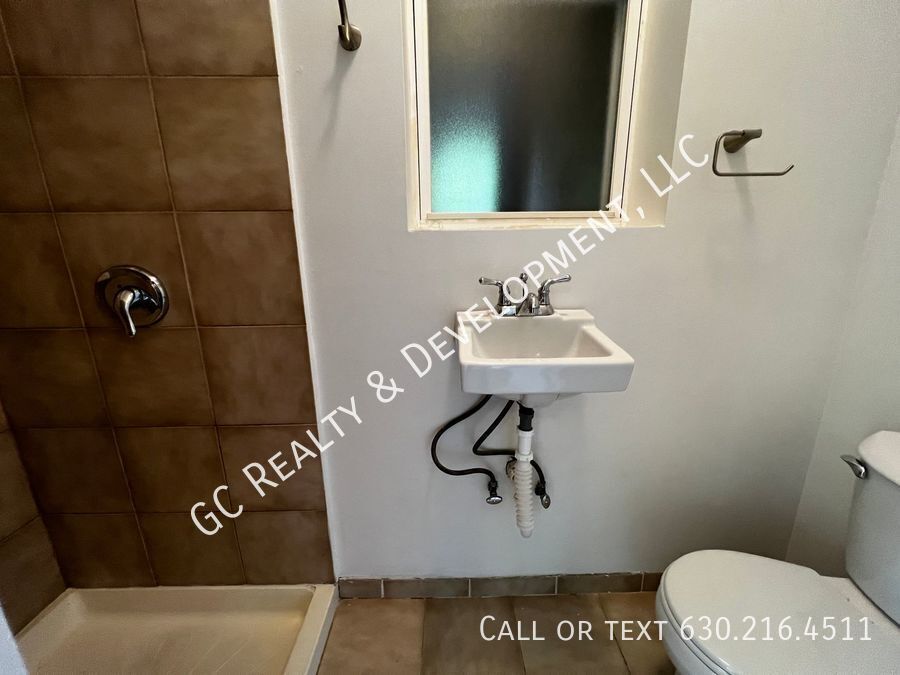 ***  1/2 MO RENT FREE / ROGERS PARK / 3 BDRM - 2 BTH / OVER 1400 SQ FT / SS APPL INCLUDED / LAUNDRY IN BUILDING *** property image