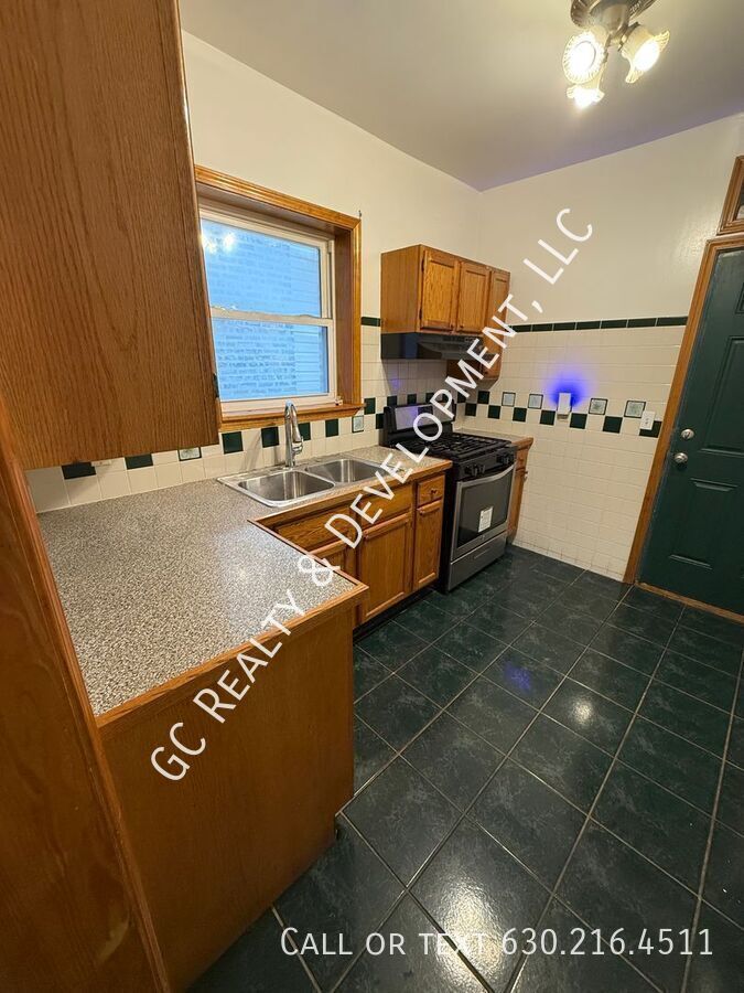 *** 1ST FLOOR UNIT / 2 BDRM / PET FRIENDLY / GARAGE PARKING FOR $50/MO / CENTRAL AC *** property image