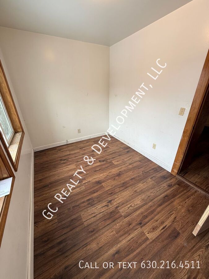 *** 1ST FLOOR UNIT / 2 BDRM / PET FRIENDLY / GARAGE PARKING FOR $50/MO / CENTRAL AC *** property image