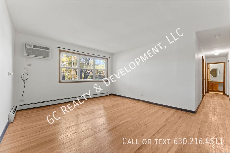 *** 2 BDRM / HARDWOOD FLOORS / TENANT ONLY PAYS ELECTRIC / PARKING INCLUDED *** property image
