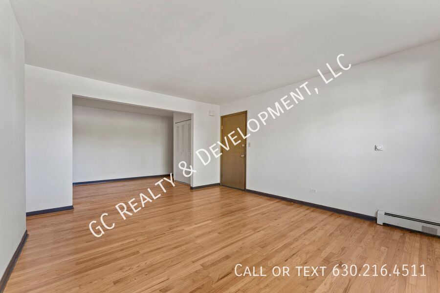 *** 2 BDRM / HARDWOOD FLOORS / TENANT ONLY PAYS ELECTRIC / PARKING INCLUDED *** property image