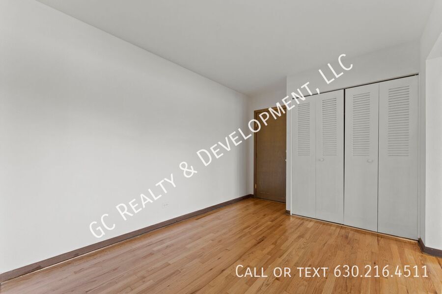 *** 2 BDRM / HARDWOOD FLOORS / TENANT ONLY PAYS ELECTRIC / PARKING INCLUDED *** property image