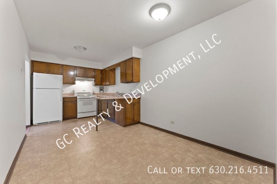 *** 2 BDRM / HARDWOOD FLOORS / TENANT ONLY PAYS ELECTRIC / PARKING INCLUDED *** property image