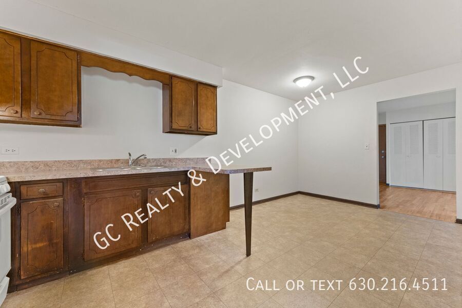 *** 2 BDRM / HARDWOOD FLOORS / TENANT ONLY PAYS ELECTRIC / PARKING INCLUDED *** property image