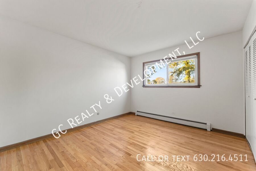 *** 2 BDRM / HARDWOOD FLOORS / TENANT ONLY PAYS ELECTRIC / PARKING INCLUDED *** property image