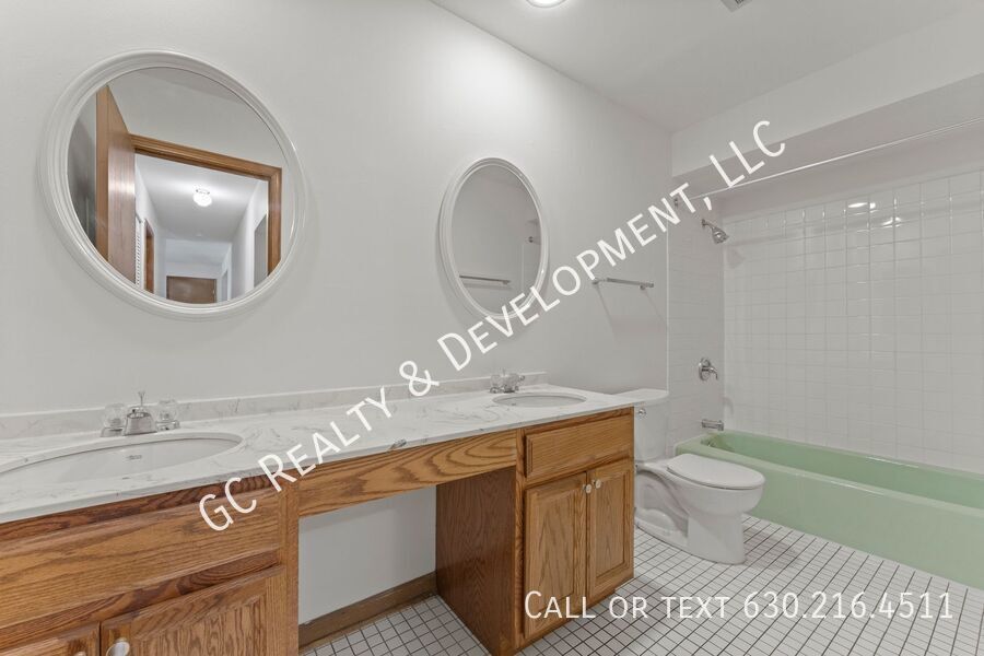 *** 2 BDRM / HARDWOOD FLOORS / TENANT ONLY PAYS ELECTRIC / PARKING INCLUDED *** property image