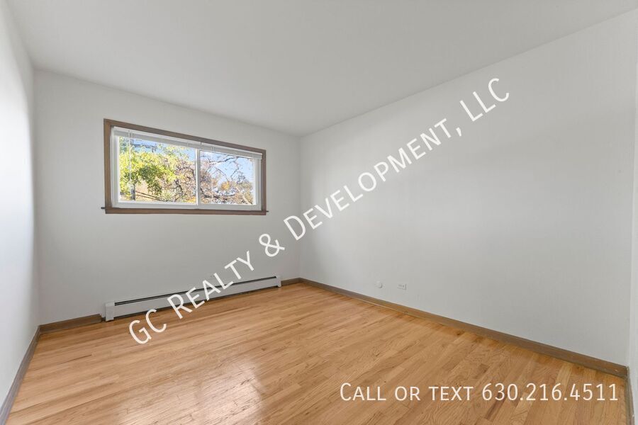 *** 2 BDRM / HARDWOOD FLOORS / TENANT ONLY PAYS ELECTRIC / PARKING INCLUDED *** property image