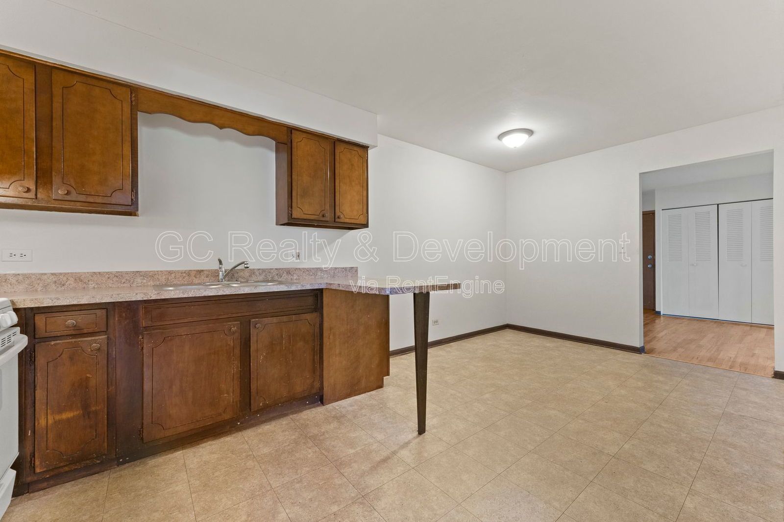 *** 2 BDRM / HARDWOOD FLOORS / TENANT ONLY PAYS ELECTRIC / PARKING INCLUDED *** property image