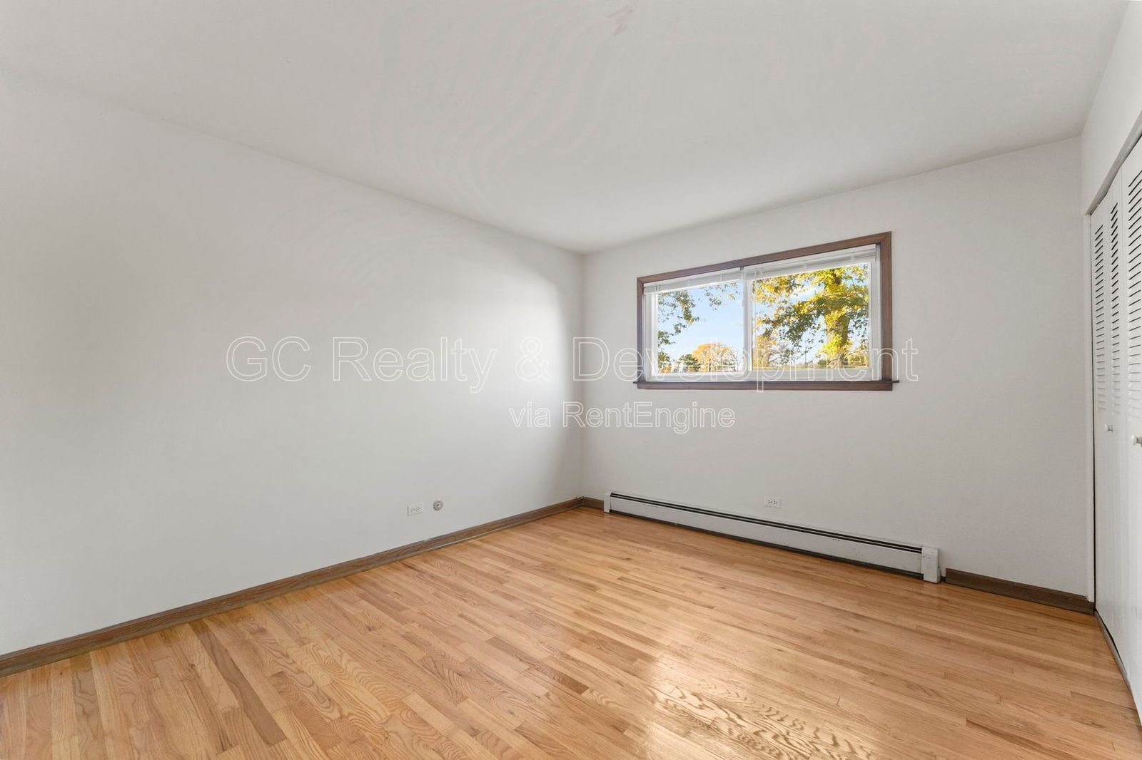 *** 2 BDRM / HARDWOOD FLOORS / TENANT ONLY PAYS ELECTRIC / PARKING INCLUDED *** property image