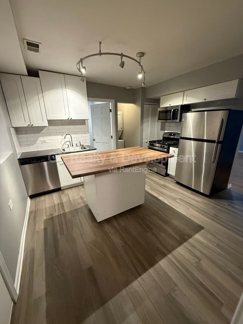 *** LOGAN SQUARE / RECENTLY UPDATED / IN UNIT LAUNDRY / PET FRIENDLY / WALK TO TRAIN & BUS *** property image