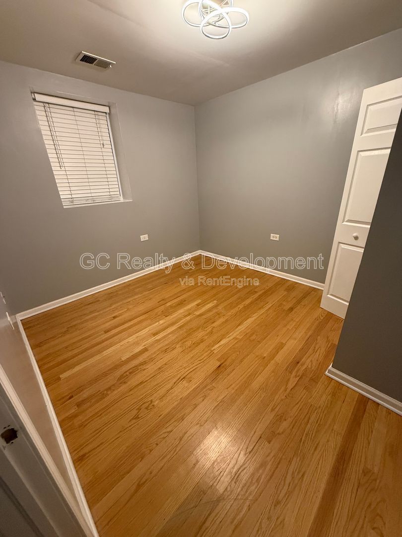 *** LOGAN SQUARE / RECENTLY UPDATED / IN UNIT LAUNDRY / PET FRIENDLY / WALK TO TRAIN & BUS *** property image