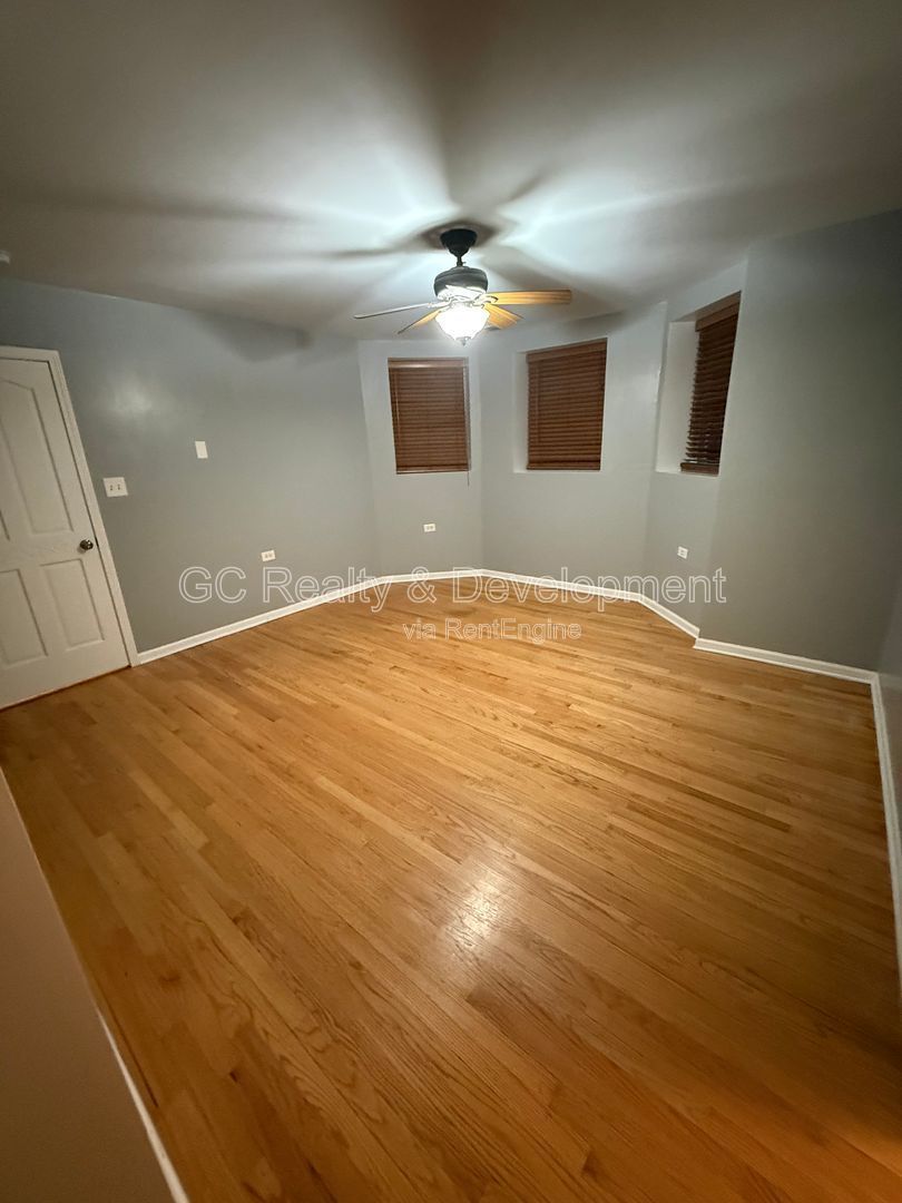 *** LOGAN SQUARE / RECENTLY UPDATED / IN UNIT LAUNDRY / PET FRIENDLY / WALK TO TRAIN & BUS *** property image