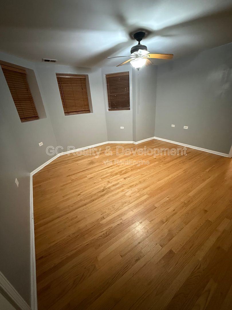 *** LOGAN SQUARE / RECENTLY UPDATED / IN UNIT LAUNDRY / PET FRIENDLY / WALK TO TRAIN & BUS *** property image
