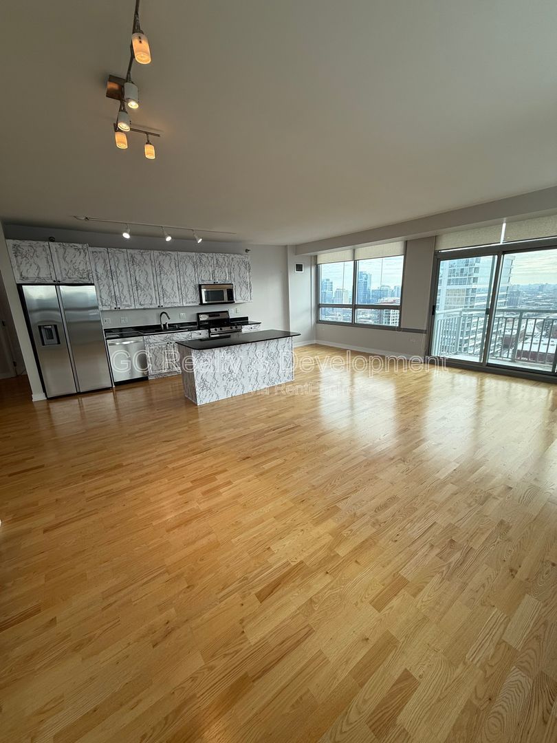*** SOUTH LOOP / 32ND FLOOR / IN UNIT LAUNDRY / FULL AMENITY BUILDING / GARAGE PARKING *** property image