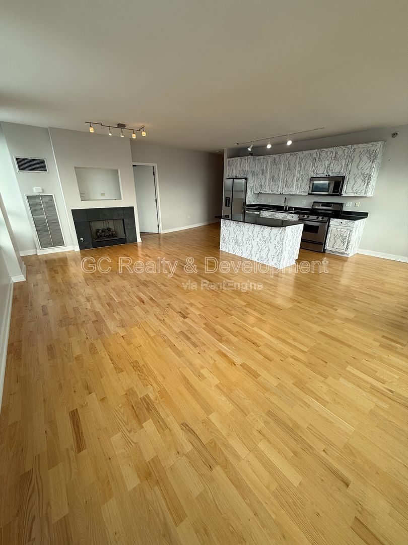 *** SOUTH LOOP / 32ND FLOOR / IN UNIT LAUNDRY / FULL AMENITY BUILDING / GARAGE PARKING *** property image